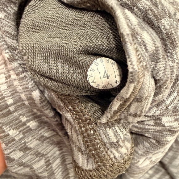 lululemon athletica Gray and White Textured Leggings - Picture 3 of 6